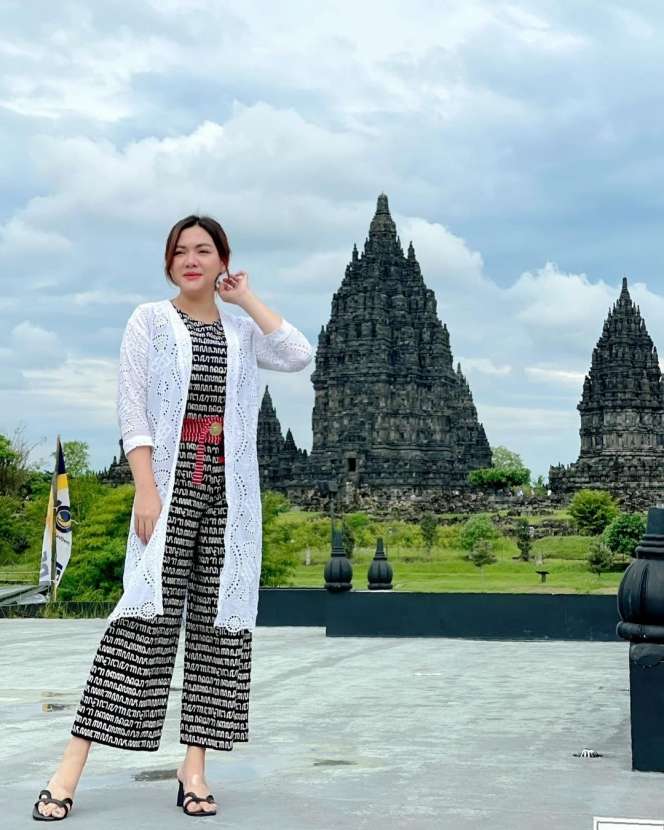 Para Artis yang Lakukan Ritual Malam 1 Suro, Ada yang Makan Bunga Melati