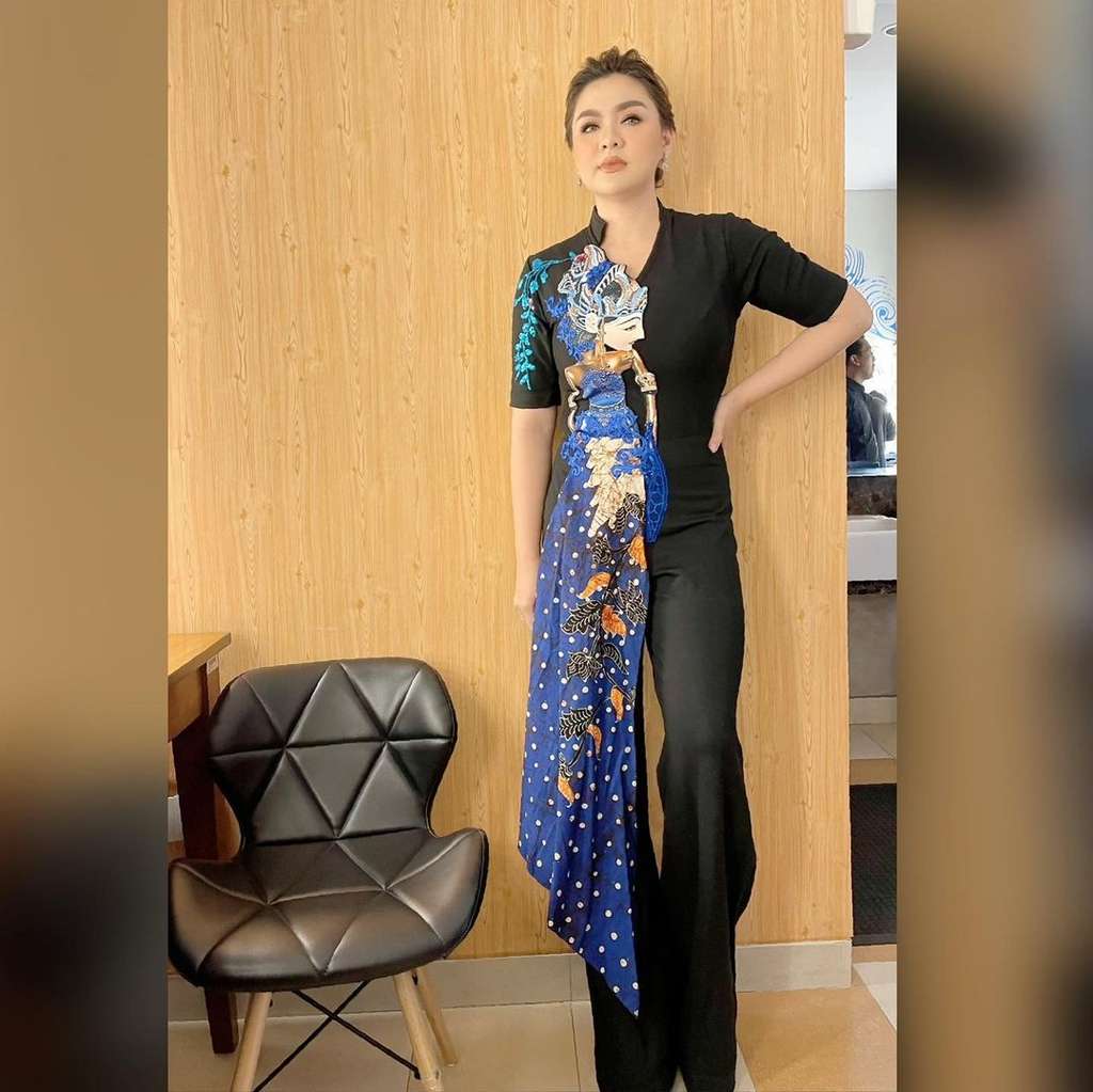 Para Artis yang Lakukan Ritual Malam 1 Suro, Ada yang Makan Bunga Melati