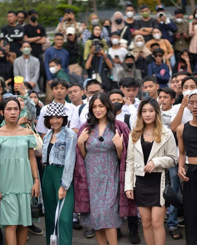 Potret Gisella Anastasia Mejeng di Citayam Fashion Week: Jeje Versi Tajir