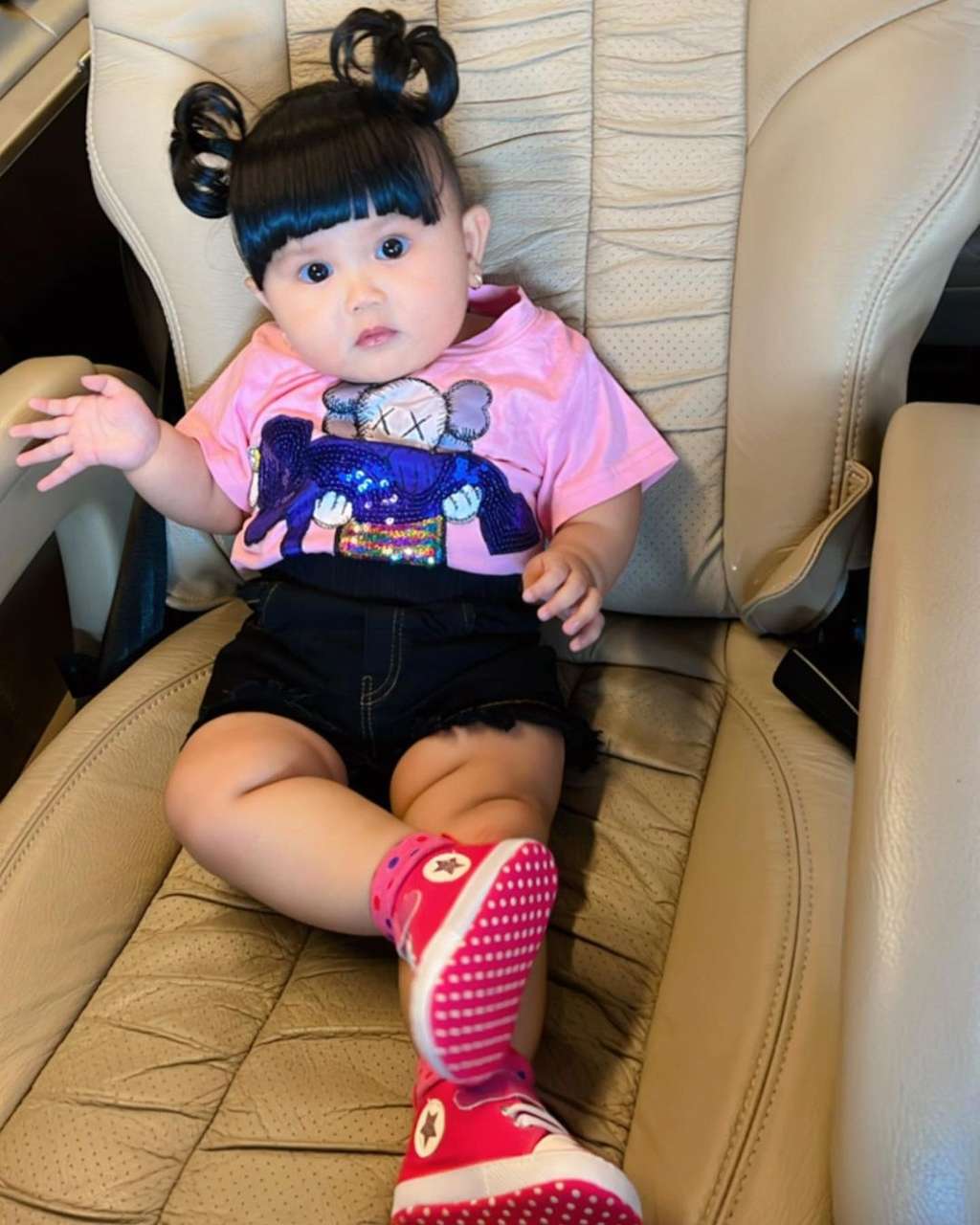 5 Potret Menggemaskan Meshwa Putri Denny Cagur: dari Penjual Tahu Bulat sampai jadi Anak SD
