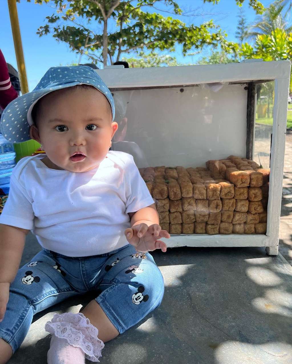 5 Potret Menggemaskan Meshwa Putri Denny Cagur: dari Penjual Tahu Bulat sampai jadi Anak SD