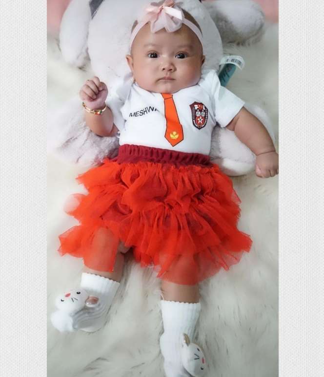 5 Potret Menggemaskan Meshwa Putri Denny Cagur: dari Penjual Tahu Bulat sampai jadi Anak SD