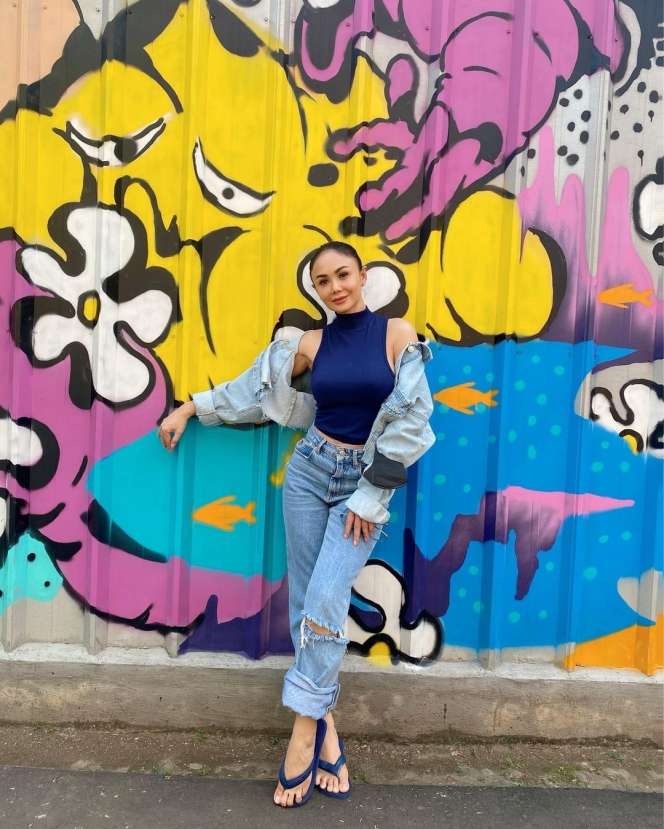 8 Potret Yuni Shara Ngaku Anak Pantura, Pakai Jeans Sobek-Sobek, Netizen: Idola Para Sopir Truk!