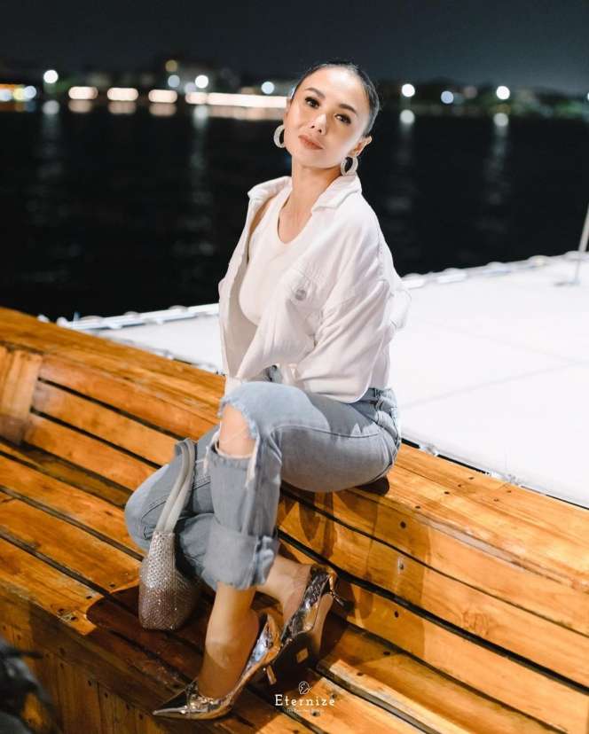 8 Potret Yuni Shara Ngaku Anak Pantura, Pakai Jeans Sobek-Sobek, Netizen: Idola Para Sopir Truk!