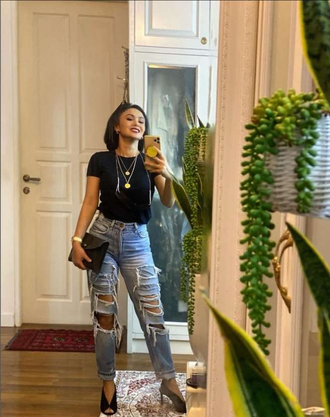 8 Potret Yuni Shara Ngaku Anak Pantura, Pakai Jeans Sobek-Sobek, Netizen: Idola Para Sopir Truk!