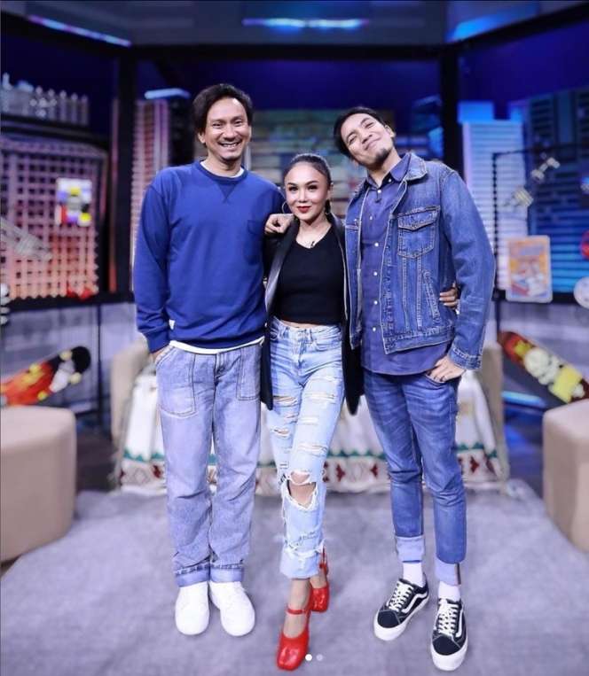 8 Potret Yuni Shara Ngaku Anak Pantura, Pakai Jeans Sobek-Sobek, Netizen: Idola Para Sopir Truk!