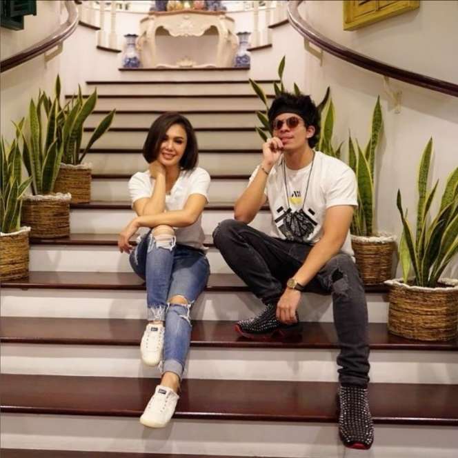 8 Potret Yuni Shara Ngaku Anak Pantura, Pakai Jeans Sobek-Sobek, Netizen: Idola Para Sopir Truk!