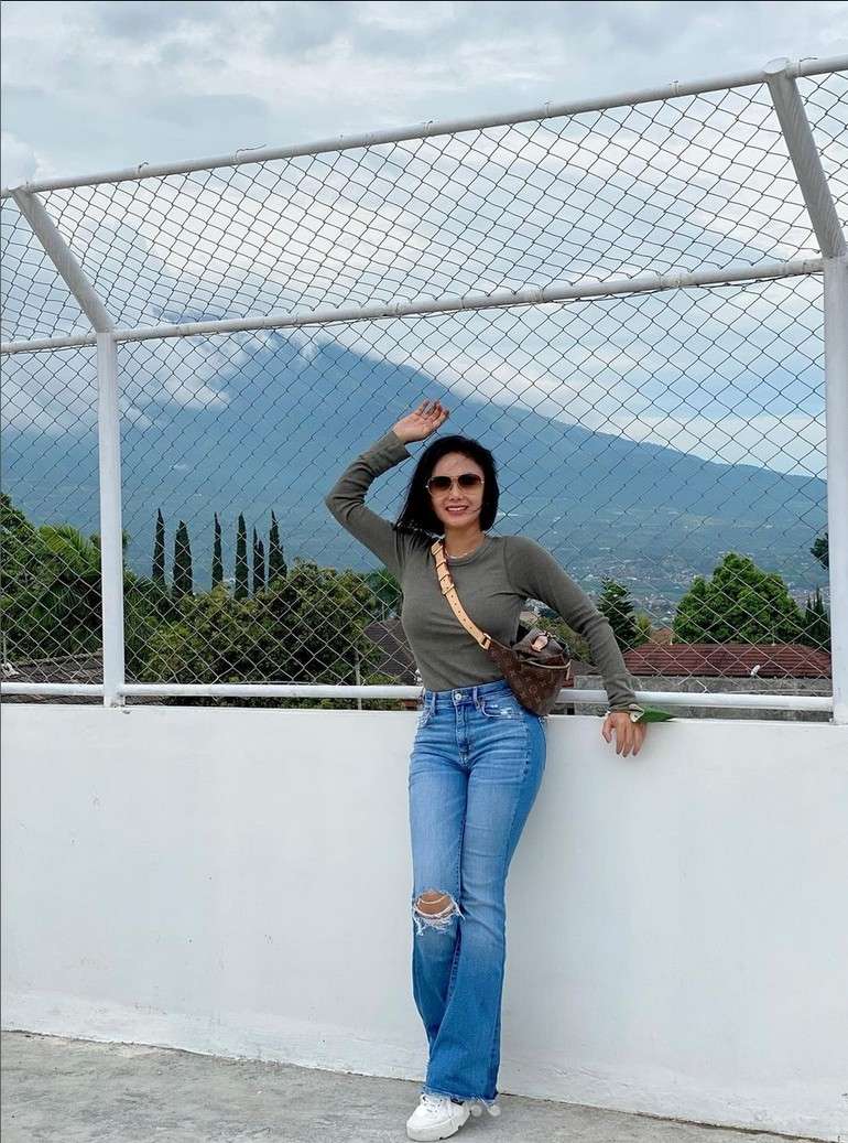 8 Potret Yuni Shara Ngaku Anak Pantura, Pakai Jeans Sobek-Sobek, Netizen: Idola Para Sopir Truk!