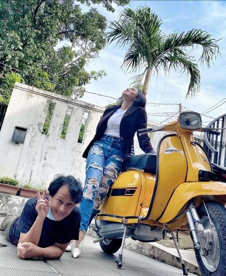 8 Potret Yuni Shara Ngaku Anak Pantura, Pakai Jeans Sobek-Sobek, Netizen: Idola Para Sopir Truk!