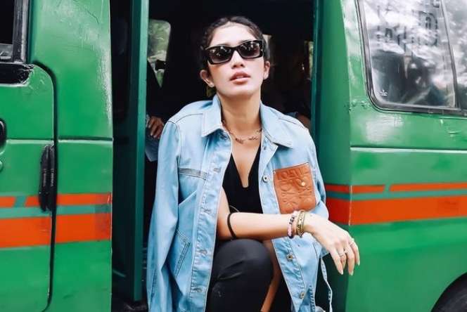 Potret Ussy Sulistiawaty Jadi Kernet Supir Angkot, Pakai Barang Branded Super Mahal