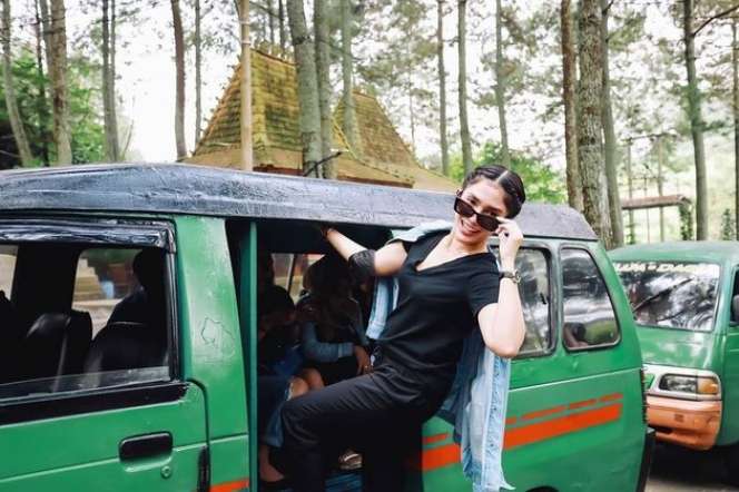 Potret Ussy Sulistiawaty Jadi Kernet Supir Angkot, Pakai Barang Branded Super Mahal