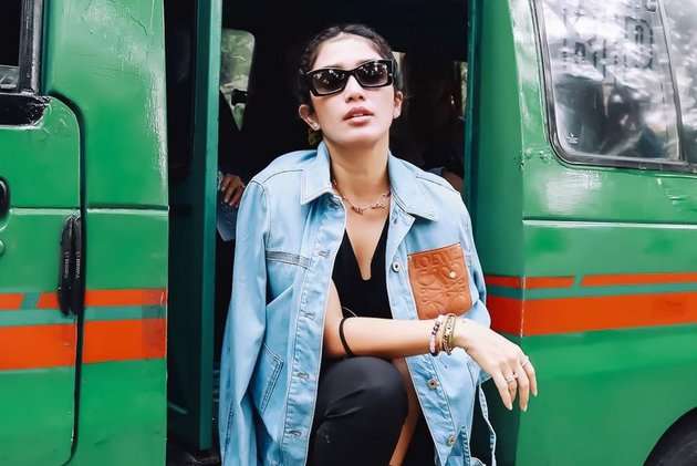 Potret Ussy Sulistiawaty Jadi Kernet Supir Angkot, Pakai Barang Branded Super Mahal