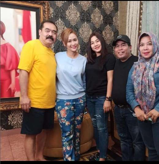 Nikahi Komedian Beda Usia 28 Tahun, Wanita Ini Dihujat Hanya Ingin Harta, Siapa Dia?