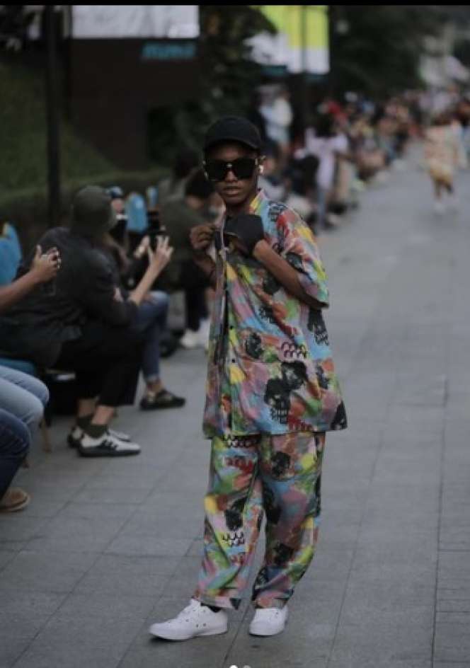 Potret Bonge dan Seleb Citayam Fashion Week Catwalk Beneran, Aksinya Nggak Kalah Keren dari Model Profesional!