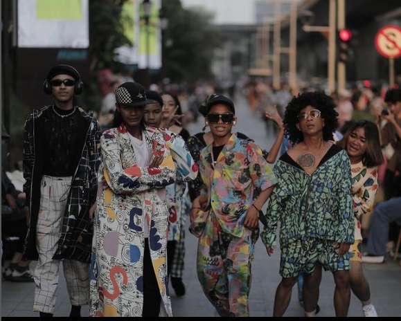 Potret Bonge dan Seleb Citayam Fashion Week Catwalk Beneran, Aksinya Nggak Kalah Keren dari Model Profesional!