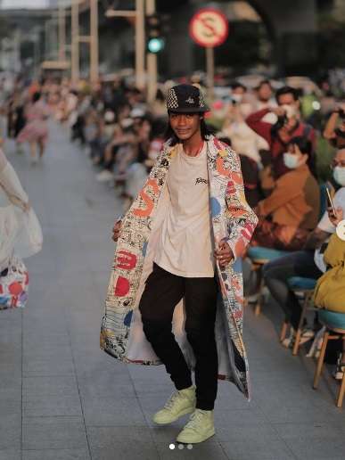 Potret Bonge dan Seleb Citayam Fashion Week Catwalk Beneran, Aksinya Nggak Kalah Keren dari Model Profesional!