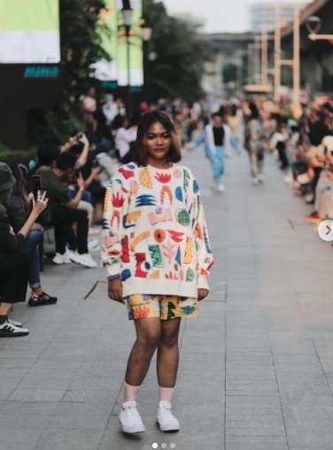 Potret Bonge dan Seleb Citayam Fashion Week Catwalk Beneran, Aksinya Nggak Kalah Keren dari Model Profesional!