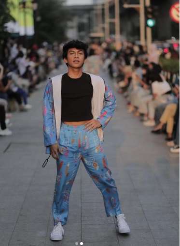 Potret Bonge dan Seleb Citayam Fashion Week Catwalk Beneran, Aksinya Nggak Kalah Keren dari Model Profesional!