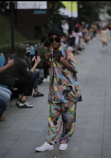 Potret Bonge dan Seleb Citayam Fashion Week Catwalk Beneran, Aksinya Nggak Kalah Keren dari Model Profesional!