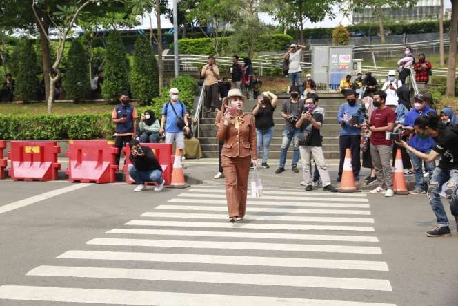 Potret Bella Shofie Boyong 3 Model Bule Cantik di Citayam Fashion Week
