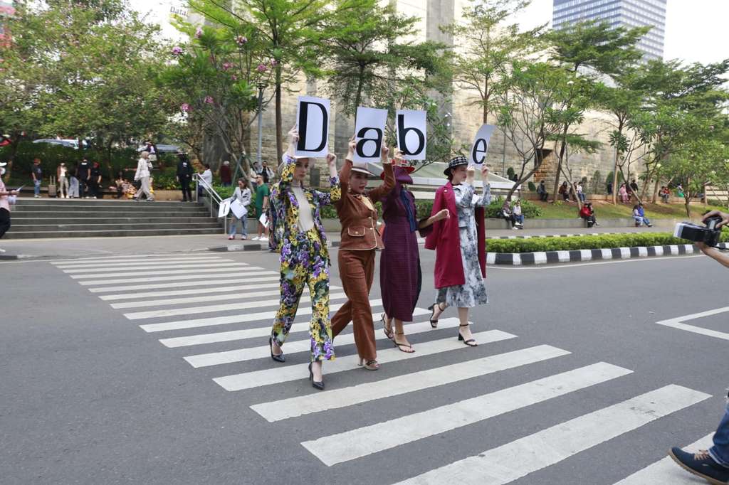 Potret Bella Shofie Boyong 3 Model Bule Cantik di Citayam Fashion Week