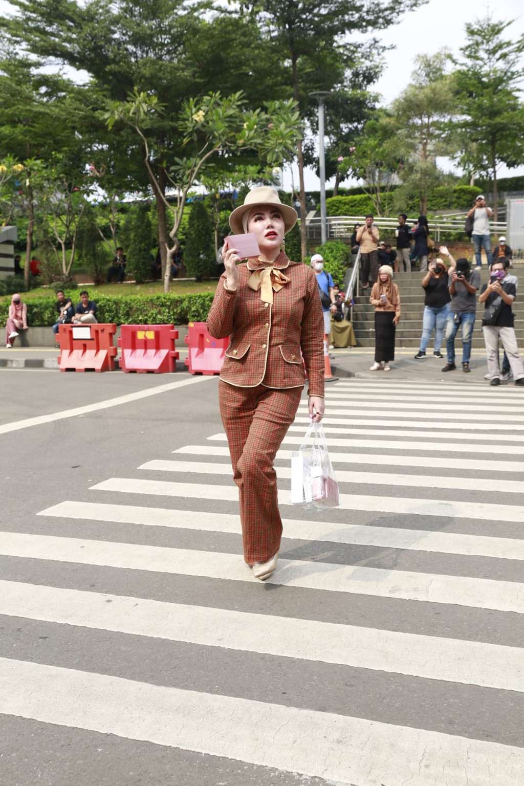 Potret Bella Shofie Boyong 3 Model Bule Cantik di Citayam Fashion Week