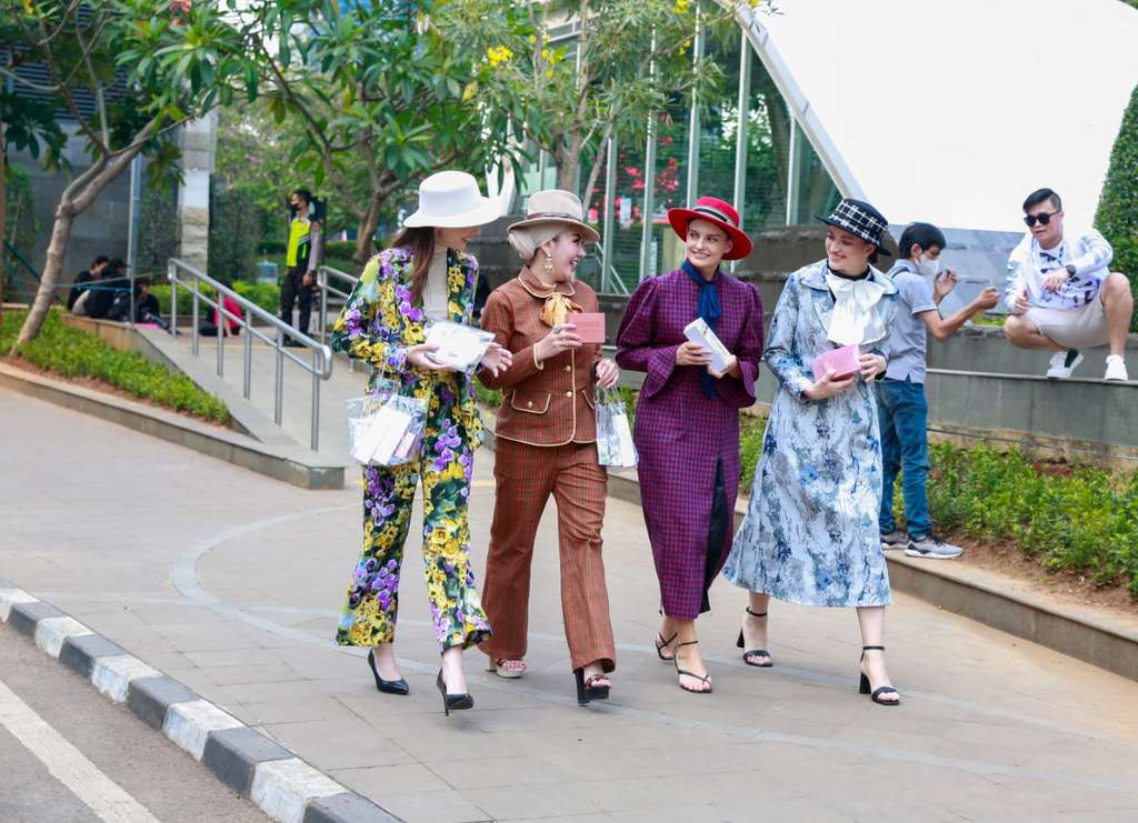 Potret Bella Shofie Boyong 3 Model Bule Cantik di Citayam Fashion Week