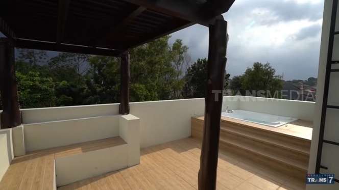 12 Potret Rumah Mewah Tasya Revina `Selebgram Nyinyir`, Ada Bak Mandi di Rooftop, Berendam Sambil Lihat Alam!