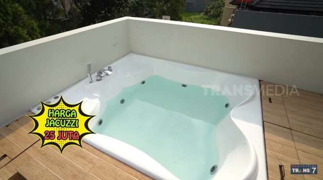 12 Potret Rumah Mewah Tasya Revina `Selebgram Nyinyir`, Ada Bak Mandi di Rooftop, Berendam Sambil Lihat Alam!