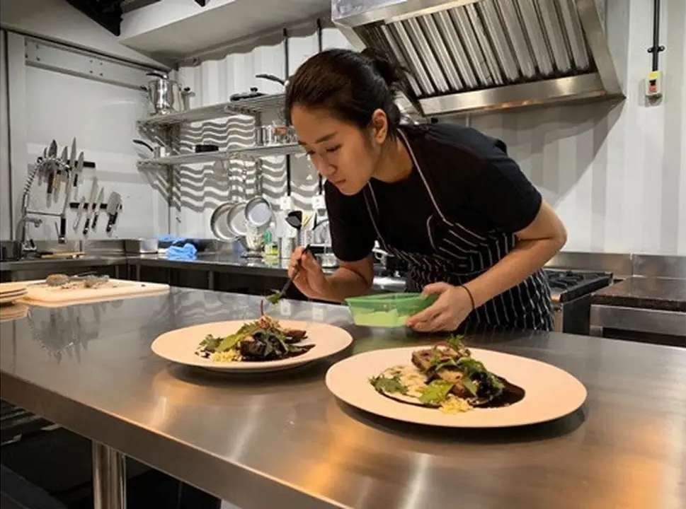 10 Adu Perbandingan Rumah Chef Marinka VS Renatta Moeloek, Beda Jauh, Yang Satu Punya Padang Rumput!