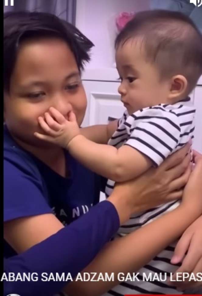 Momen Pertemuan Ferdy dan Baby Adzam, Wajah Sendunya Bikin Hati Nyesek!