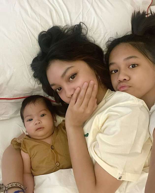 Potret Naura Ayu Momong Nakeya, Adik Bungsu yang Beda Hampir 17 Tahun