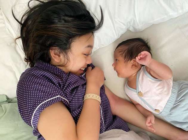 Potret Naura Ayu Momong Nakeya, Adik Bungsu yang Beda Hampir 17 Tahun