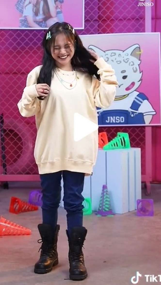 Manglingin! Potret Jeje Slebew Pakai Wig Bak Idol Korea