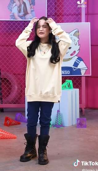Manglingin! Potret Jeje Slebew Pakai Wig Bak Idol Korea