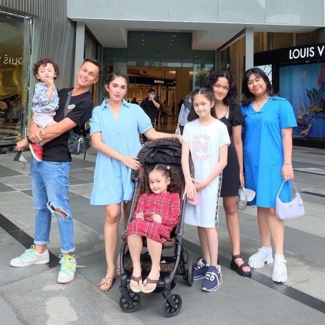 Gadis di Iklan Baterai Ini Sekarang Jadi Seleb Hot Mom yang Tajir Melintir, Bisa Tebak?