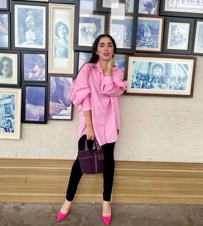 Gadis di Iklan Baterai Ini Sekarang Jadi Seleb Hot Mom yang Tajir Melintir, Bisa Tebak?