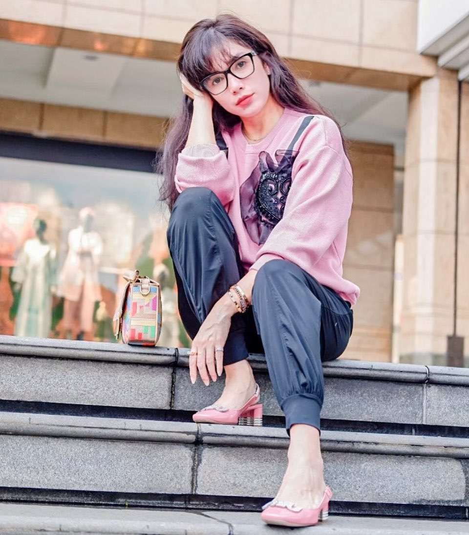 Gadis di Iklan Baterai Ini Sekarang Jadi Seleb Hot Mom yang Tajir Melintir, Bisa Tebak?