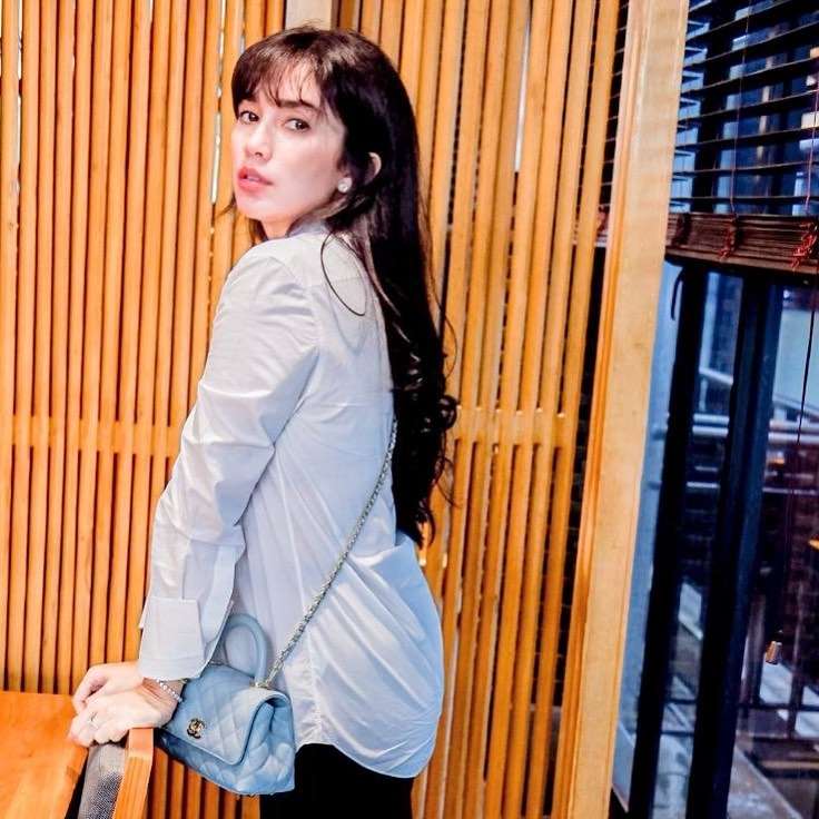 Gadis di Iklan Baterai Ini Sekarang Jadi Seleb Hot Mom yang Tajir Melintir, Bisa Tebak?