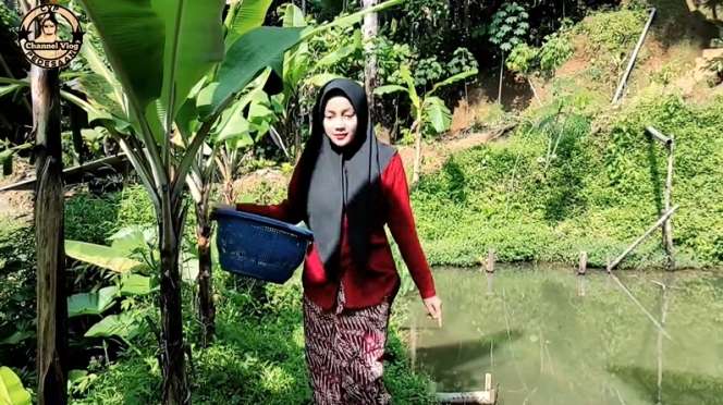 Viral! Gadis Desa Cantik Jadi Petani Jamur Tiram di Kampung Terpencil, Netizen: Bidadari Kesasar!