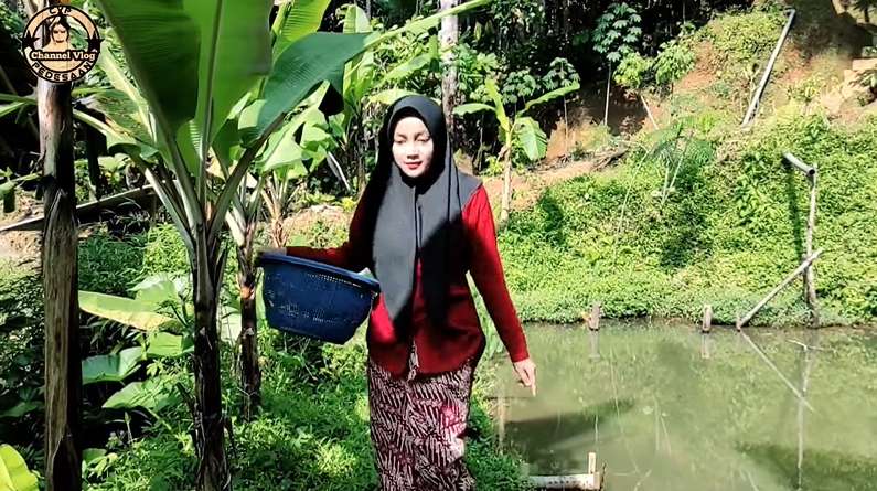 Viral! Gadis Desa Cantik Jadi Petani Jamur Tiram di Kampung Terpencil, Netizen: Bidadari Kesasar!