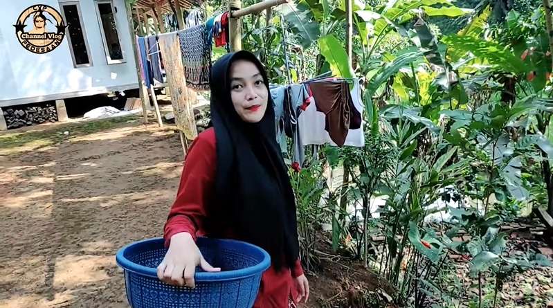 Viral! Gadis Desa Cantik Jadi Petani Jamur Tiram di Kampung Terpencil, Netizen: Bidadari Kesasar!