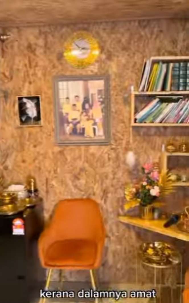 8 Potret Rumah `Anti Sombong` yang Viral, Luarnya Gubuk Berbilik Seng, Ternyata Dalamnya Super Mewah Serba Emas!