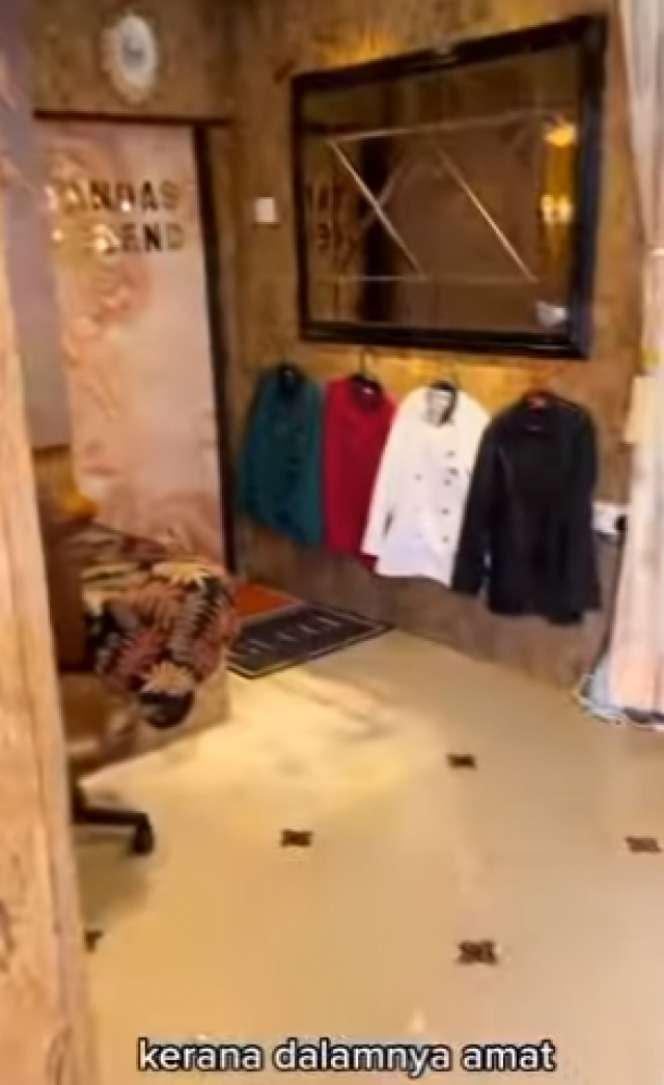 8 Potret Rumah `Anti Sombong` yang Viral, Luarnya Gubuk Berbilik Seng, Ternyata Dalamnya Super Mewah Serba Emas!