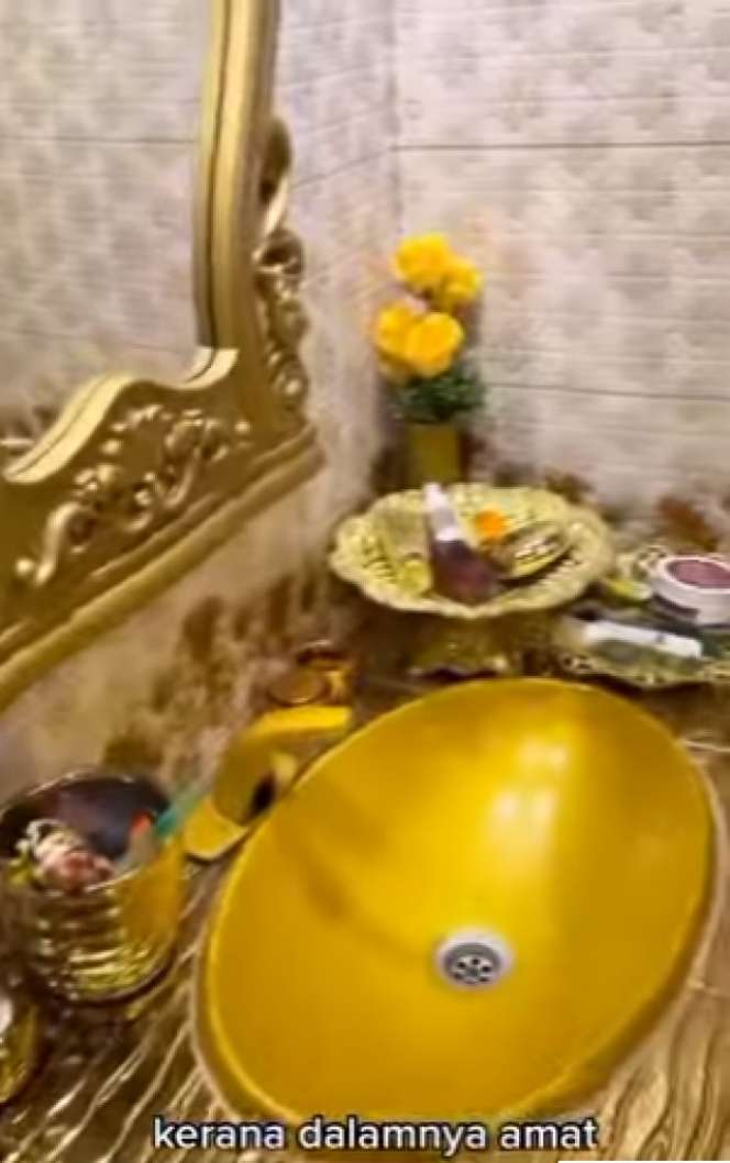 8 Potret Rumah `Anti Sombong` yang Viral, Luarnya Gubuk Berbilik Seng, Ternyata Dalamnya Super Mewah Serba Emas!