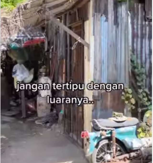 8 Potret Rumah `Anti Sombong` yang Viral, Luarnya Gubuk Berbilik Seng, Ternyata Dalamnya Super Mewah Serba Emas!