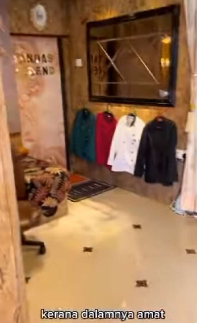 8 Potret Rumah `Anti Sombong` yang Viral, Luarnya Gubuk Berbilik Seng, Ternyata Dalamnya Super Mewah Serba Emas!