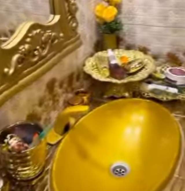 8 Potret Rumah `Anti Sombong` yang Viral, Luarnya Gubuk Berbilik Seng, Ternyata Dalamnya Super Mewah Serba Emas!