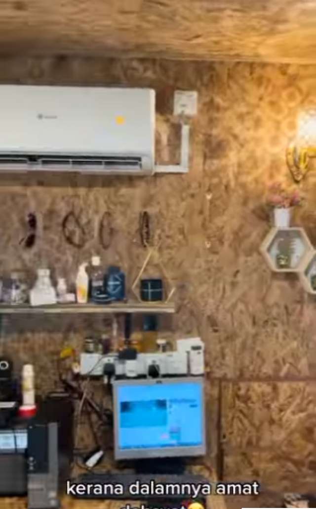 8 Potret Rumah `Anti Sombong` yang Viral, Luarnya Gubuk Berbilik Seng, Ternyata Dalamnya Super Mewah Serba Emas!