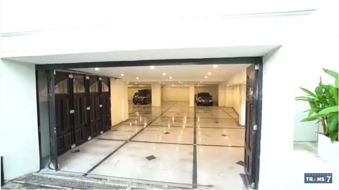10 Potret Rumah Mewah Renny Angesti, `Fashion Style’ Krisdayanti, Tak Kalah Tajir dari Sang Diva, Punya Mall di Dalamnya!